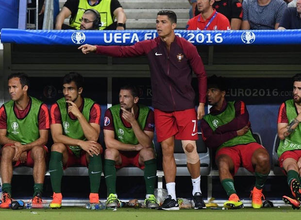Ronaldo đứng ngồi không yên chỗ khu vực kỹ thuật. Ảnh: Internet.