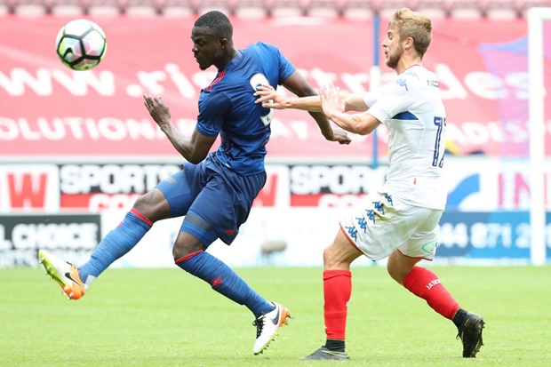 Tân binh Eric Bailly cũng chơi khá tốt ở hàng thủ. Ảnh: Internet.