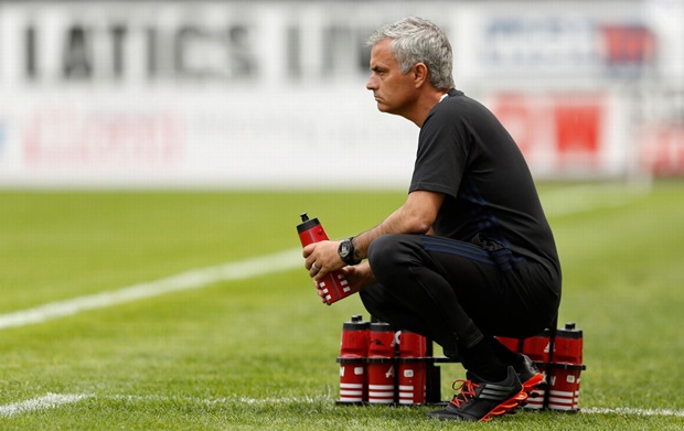 HLV Mourinho tạm hài lòng với thắng lợi đầu tay. Ảnh: Internet.