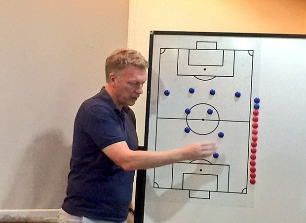 Tại đây, Moyes liên tục chia sẻ những kinh nghiệm trong nghề HLV của ông. Ảnh: Internet.