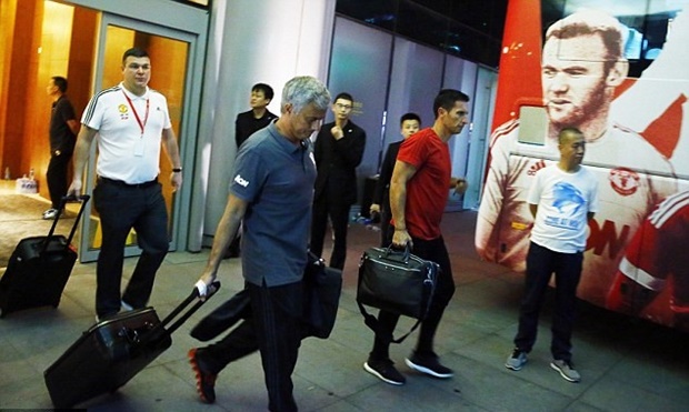 Thời tiết xấu cộng thêm điều kiện sân bãi tồi tệ khiến trận derby thành Manchester không thể diễn ra.
