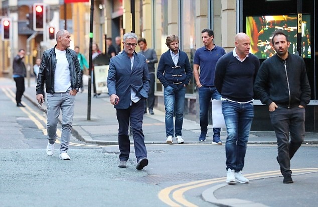 Trước khi mùa giải khởi tranh, HLV Jose Mourinho đã tranh thủ 'xả hơi'.