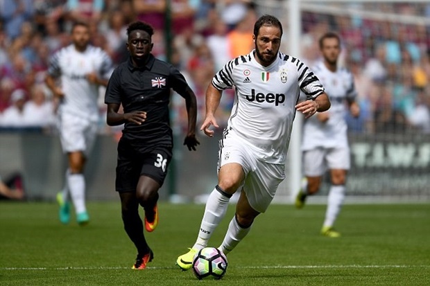 Ngay trong trận đấu ra mắt Juventus, các CĐV nhà đã phát hoảng khi chứng kiến thân hình phì nhiêu của Higuain.