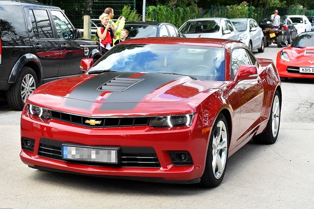 Cận cảnh chiếc Chevrolet Camaro chở Pogba đến Man United. Đây cũng là hãng tài trợ cho đội bóng.