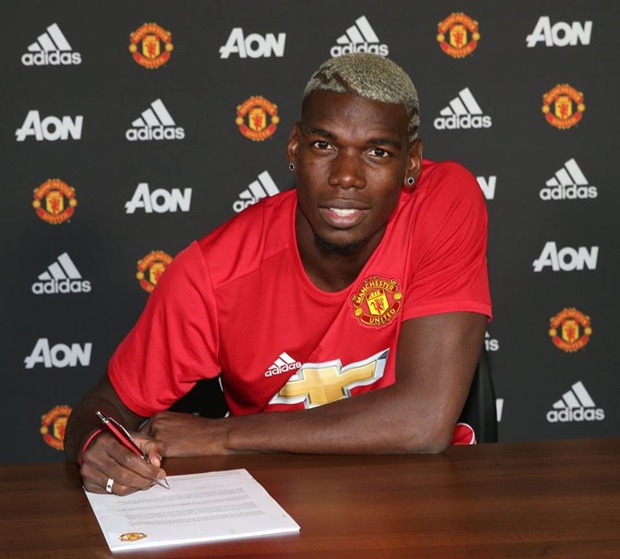 Mọi thủ tục xong xuôi, giờ là lúc ký hợp đồng với Manchester United.