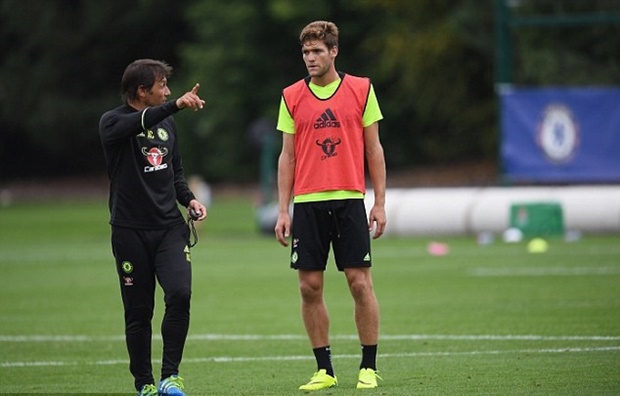 Trong khi đó, tân binh Marcons Alonso được HLV Conte tận tình chỉ bảo.