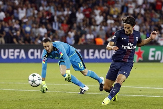 Cavani hóa chân gỗ trước khung thành Arsenal. Ảnh: Internet.