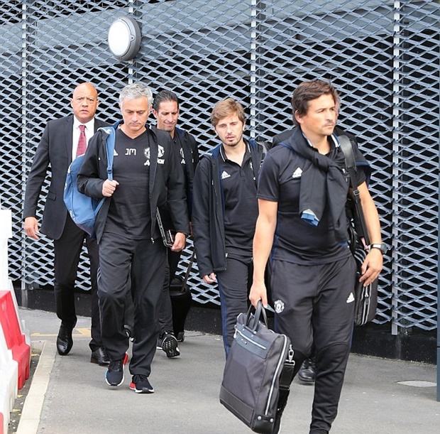 Áp lực đang đè nặng lên vai Jose Mourinho và các cộng sự.