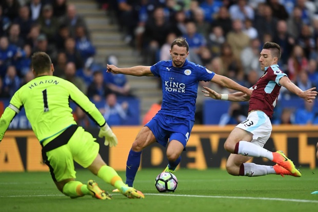 Mourinh kết Drinkwater. Ảnh: Internet.