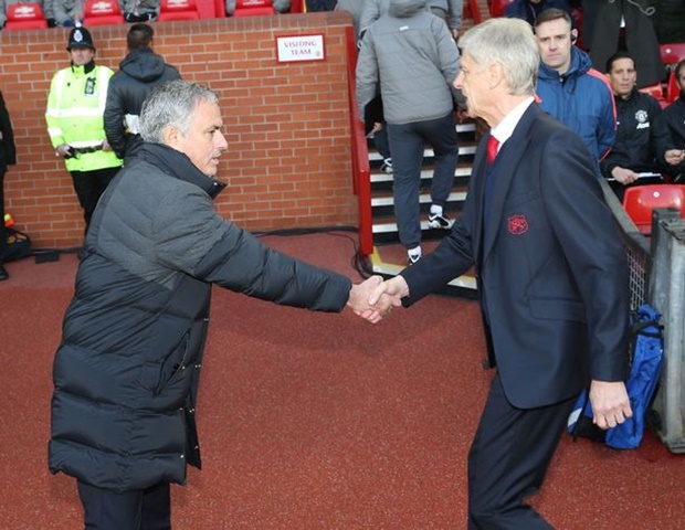 "Chào, tôi là..." (Ngượng ngùng không nói nên lời).