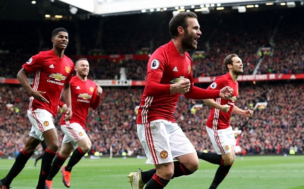 Trở lại với diễn biến trận đấu, Man United chơi trên cơ và có bàn mở tỷ số của Mata.