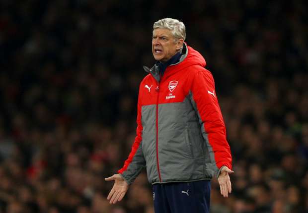 HLV Wenger đáp trả truyền thông.