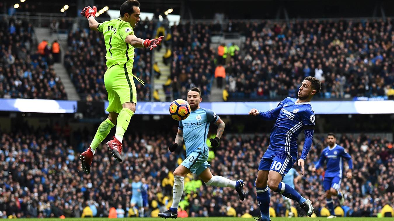 Man City 1-3 Chelsea: Eden Hazard đã có trận đấu cực hay khi liên tục gây náo loạn hàng thủ Man City.
