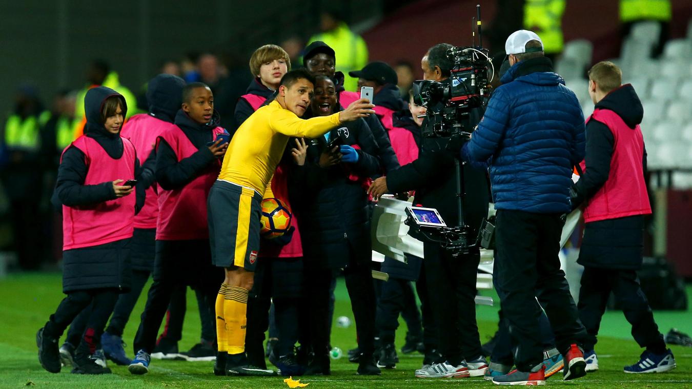 West Ham United 1-5 Arsenal: Sanchez tranh thủ selfie với CĐV sau khi kết thúc trận đấu.