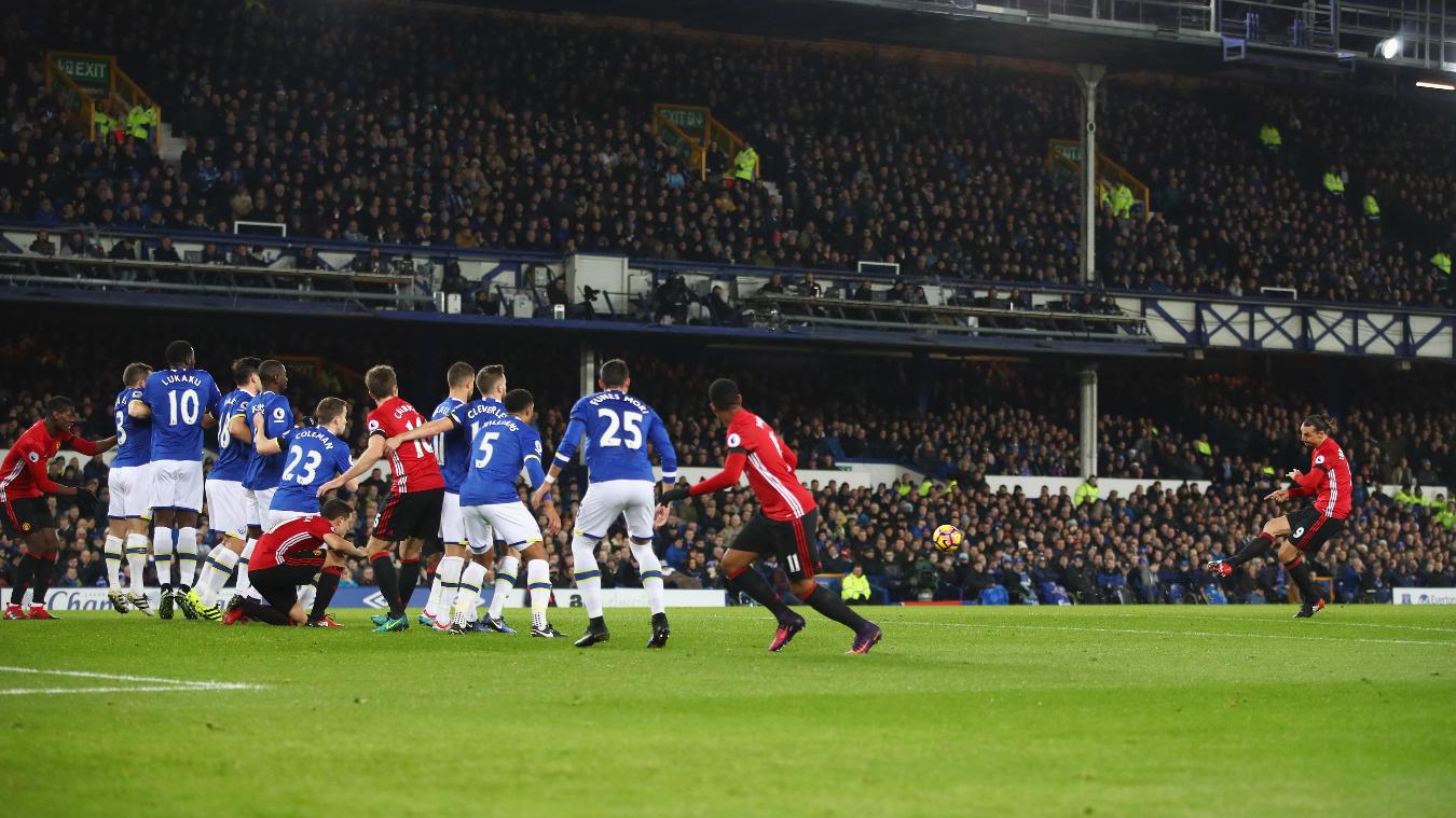 Everton 1-1 Manchester United: Ibrahimovic thử vận may từ chấm đá phạt.