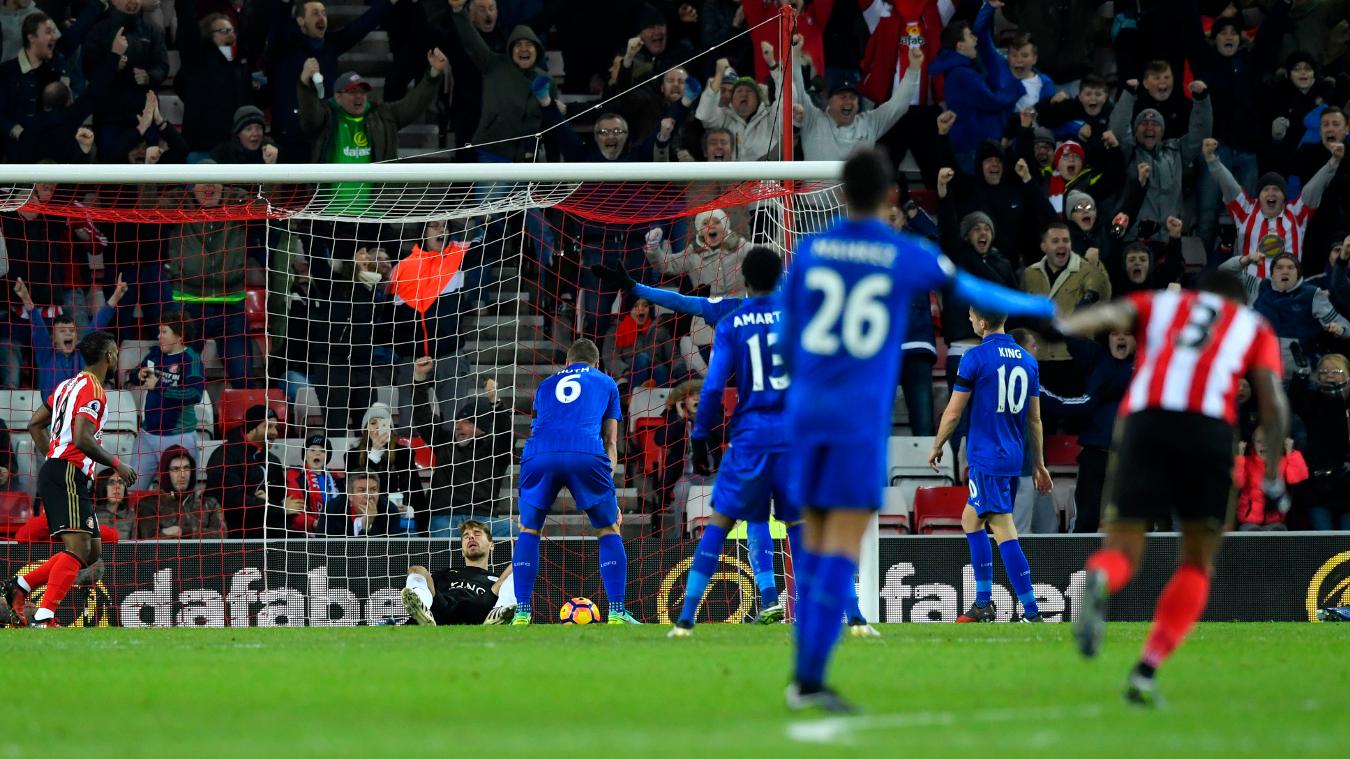 Sunderland 2-1 Leicester City: Đám đông CĐV sân Ánh Sáng hò reo phấn khích khi Robert Huth đá phản lưới nhà.