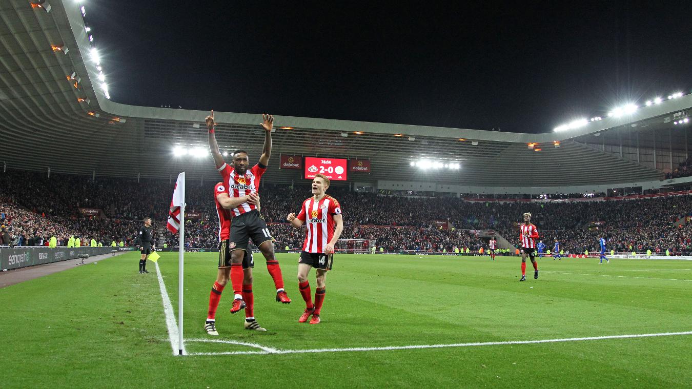 Sunderland 2-1 Leicester City: Jermain Defoe ăn mừng sau khi ghi bàn thắng quyết định, kết liễu số phận nhà ĐKVĐ.