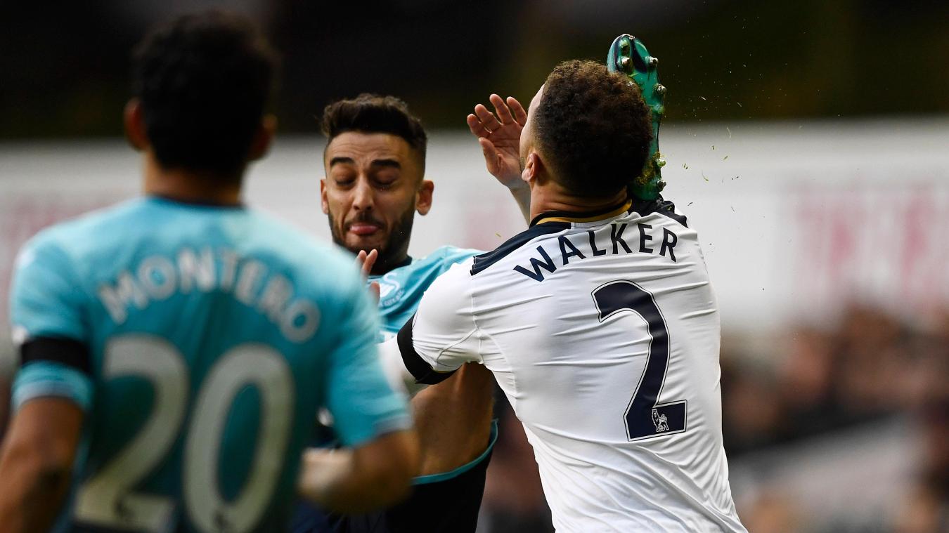 Tottenham Hotspur 5-0 Swansea City: Một pha vào bóng nguy hiểm đối với Walker.