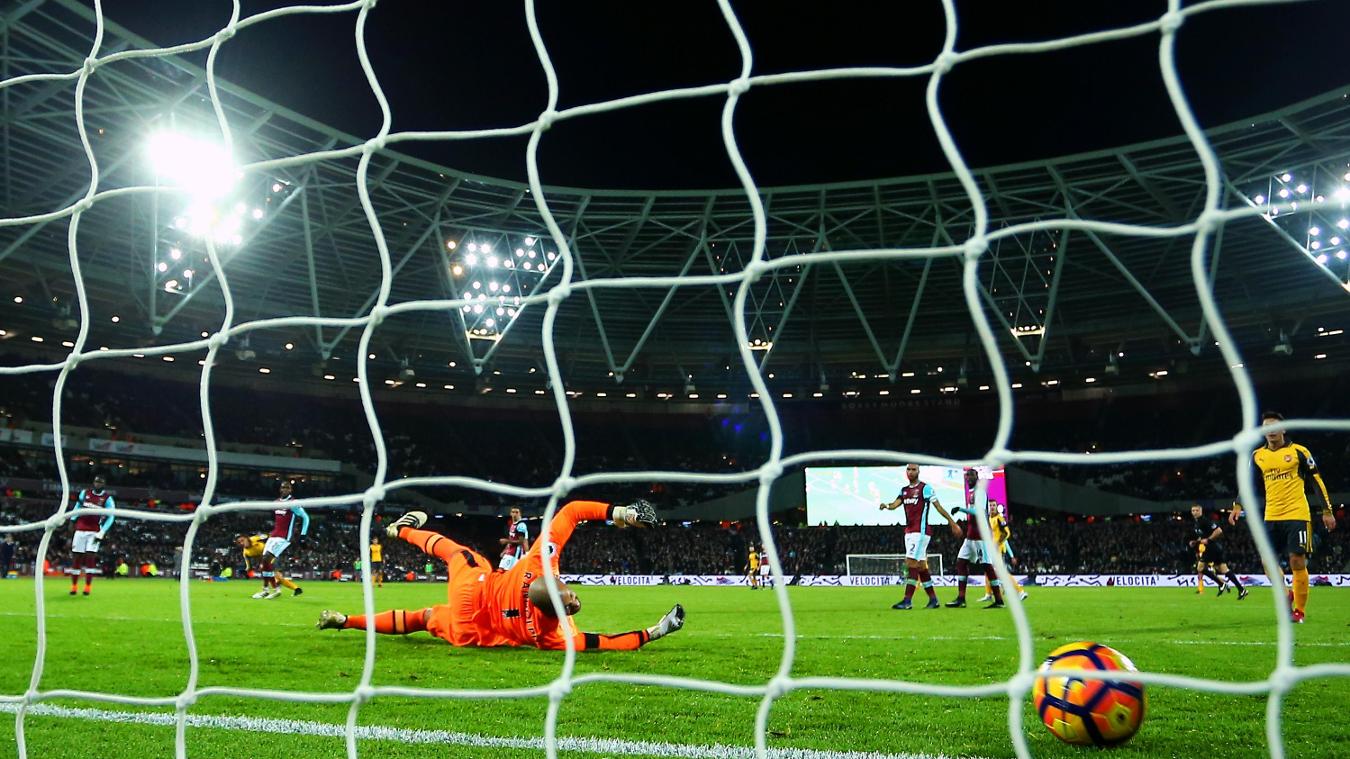 West Ham United 1-5 Arsenal: Thủ thành Randolph không thể cản cú sút của Sanchez.