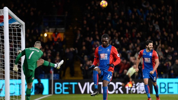 Crystal Palace 3-0 Southampton: Christian Benteke là cầu thủ thứ 7 ở Ngoại hạng Anh ghi được từ 2 bàn thắng trở lên đúng vào nhịp sinh nhật của mình.