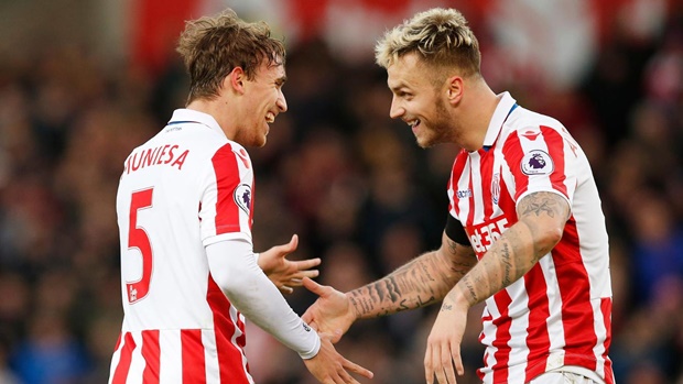 Stoke City 2-0 Burnley: Sau khi chỉ giành được 1 điểm duy nhất trong 5 trận đấu đầu tiên ở Ngoại hạng Anh mùa này (0 thắng, 1 hòa, 4 thua), Stoke City đã thi đấu cực kỳ ấn tượng và chỉ mới nhận 1 thất bại trong 9 trận đấu đã qua (thắng 5, hòa 3, thua 1).