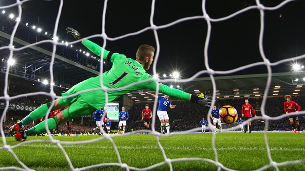 Everton 1-1 Man Utd: "Fergie time" đang quay lại báo hại Manchester United. Họ đã đánh rơi đến 7 điểm trong 10 phút cuối trận, nhiều hơn bất kỳ CLB nào khác ở Ngoại hạng Anh sau 14 vòng đấu. Rõ ràng, Quỷ đỏ hơi thiếu tập trung ở những phút cuối, dẫn đến việc bị thủng lưới một cách đáng tiếc.