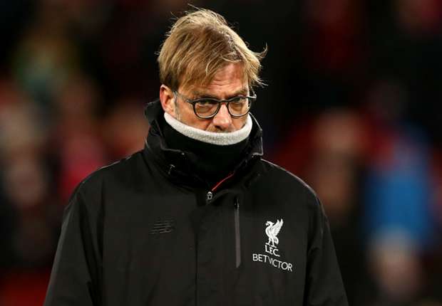 HLV Jurgen Klopp tỏ ra không hài lòng.