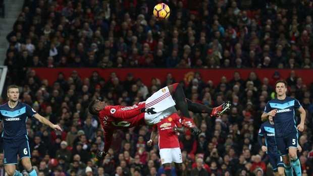 Man Utd 2-1 Middlesbrough: Tình huống Paul Pogba khá đen khi tung người móc bóng trúng cột dọc. Dẫu vậy, tiền vệ người Pháp vẫn có riêng cho mình 1 bàn thắng ở trận này, giúp Man United lội ngược dòng thành công.