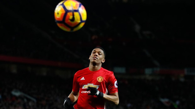 Man Utd 2-1 Middlesbrough: Anthony Martial đã dẹp tan mọi tin đồn chuyển nhượng khi thi đấu cực kỳ ấn tượng ở trận này. Ghi 1 bàn thắng và nhiều lần làm khổ hàng thủ đối phương, Martial được bầu chọn là cầu thủ hay nhất trận.