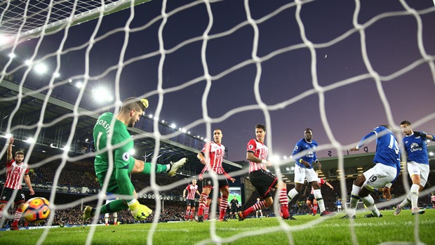 Everton 3-0 Southampton: Enner Valencia giúp Everton mở ra chiến thắng đậm trước Southampton ngay trên sân nhà Goodison Park bằng một pha dứt điểm lạnh lùng.