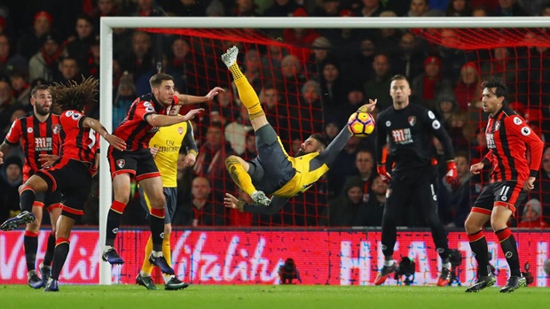 AFC Bournemouth 3-3 Arsenal: Olivier Giroud đang cố tạo ra một tuyệt phẩm khác nhưng không thành công.