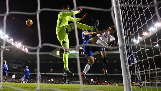 Tottenham Hotspur 2-0 Chelsea: Thủ thành Thibaut Courtois gần như không thể cản được Dele Alli ở trận đấu này. Chelsea chỉ còn biết ngậm ngùi nếm trái đắng.