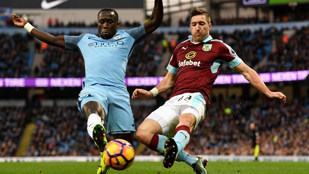 Man City 2-1 Burnley: Đoàn quân của HLV Pep Guardiola có một trận đấu cực kỳ khó nhằn trước Burnley. Trong ảnh là một pha tranh chấp giữa Bacary Sagna và Stephen Ward.