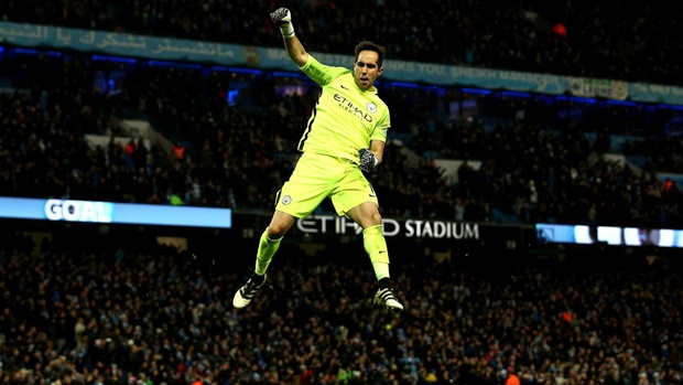 Man City 2-1 Burnley: Bàn thắng của Sergio Aguero như giúp Man City trút bỏ mọi gánh nặng khi mà họ phải thi đấu chỉ với 10 người bởi Fernandinho bị truất quyền thi đấu.