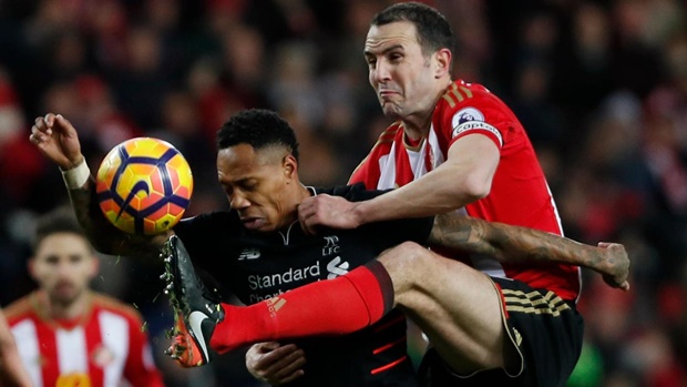 Sunderland 2-2 Liverpool: John O'Shea trong một tình huống ngăn cản pha tấn công của hậu vệ Nathaniel Clyne bên phía Liverpool. Hàng phòng ngự The Kop liên tục mắc sai lầm để 'Mèo đen' giành được 1 điểm quý giá.