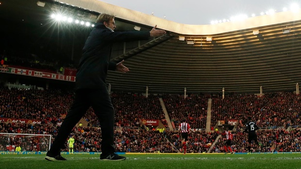 Sunderland 2-2 Liverpool: HLV Jurgen Klopp tỏ ra không hài lòng với màn trình diễn của Liverpool. Ông liên tục hò hé bên ngoài đường biên.