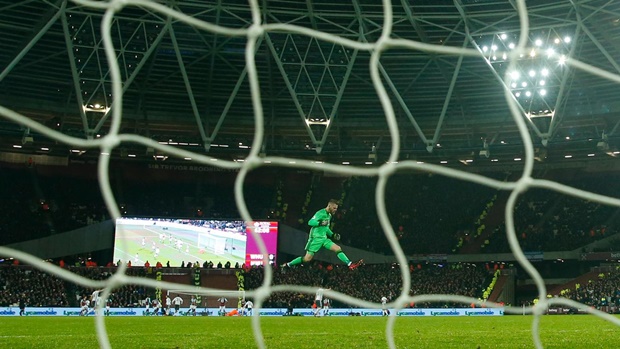 West Ham 0-2 Man Utd: Thủ thành David de Gea chứng tỏ anh là một trong những thủ môn hay nhất thế giới khi liên tục cứu thua ở vòng 20 Ngoại hạng Anh, qua đó giúp Quỷ đỏ vượt qua khó khăn đả bại West Ham.