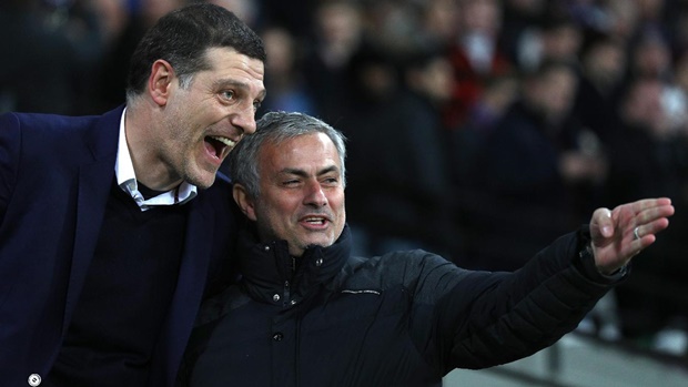 West Ham 0-2 Man Utd: Dù là ở 2 đầu chiến tuyến nhưng Slaven Bilic và Jose Mourinho vẫn khá thân thiện dành cho nhau những trò đùa trên sân.