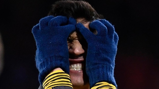 AFC Bournemouth 3-3 Arsenal: Tiền đạo Alexis Sanchez chỉ còn biết ôm mặt và cảm thấy bất lực khi Arsenal để hòa Bournemouth.