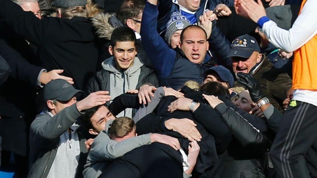 Chelsea 3-1 Arsenal: Vẫn là phong cách ăn mừng quen thuộc của HLV Antonio Conte khi ông chung vui với CĐV Chelsea.
