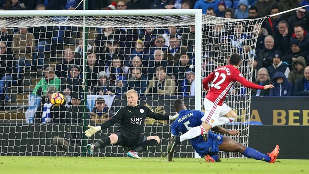 Leicester City 0-3 Manchester United: Henrikh Mkhitaryan là người hùng của trận đấu với 1 bàn thắng và 1 pha kiến tạo. Thắng trận, Man United đã rút ngắn cách biệt với Top 4 xuống còn 2 điểm.
