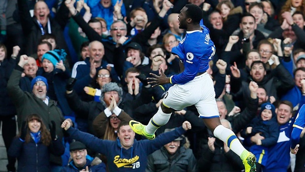 Everton 6-3 AFC Bournemouth: Romelu Lukaku chính là chân sút đáng sợ nhất Ngoại hạng Anh thời điểm này. 4 bàn thắng vào lưới Bournemouth giúp Lukaku vươn lên dẫn đầu danh sách ghi bàn của giải đấu.