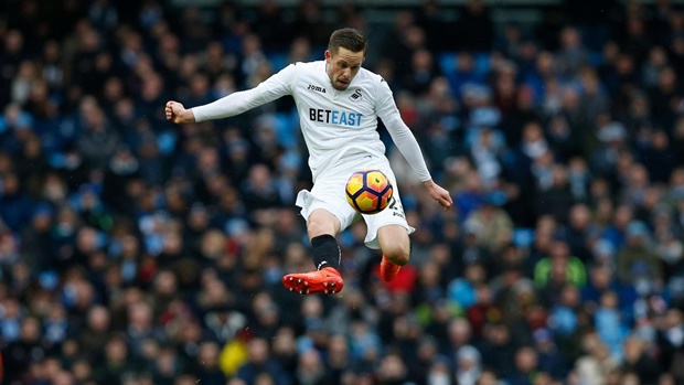 Manchester City 2-1 Swansea City: Gylfi Sigurdsson suýt chút nữa đã khiến Man City ôm hận trên sân nhà khi có bàn thắng gỡ hòa cho Swansea.