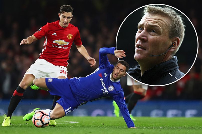 Trọng tài Poll chỉ trích lối chơi của Man Utd.