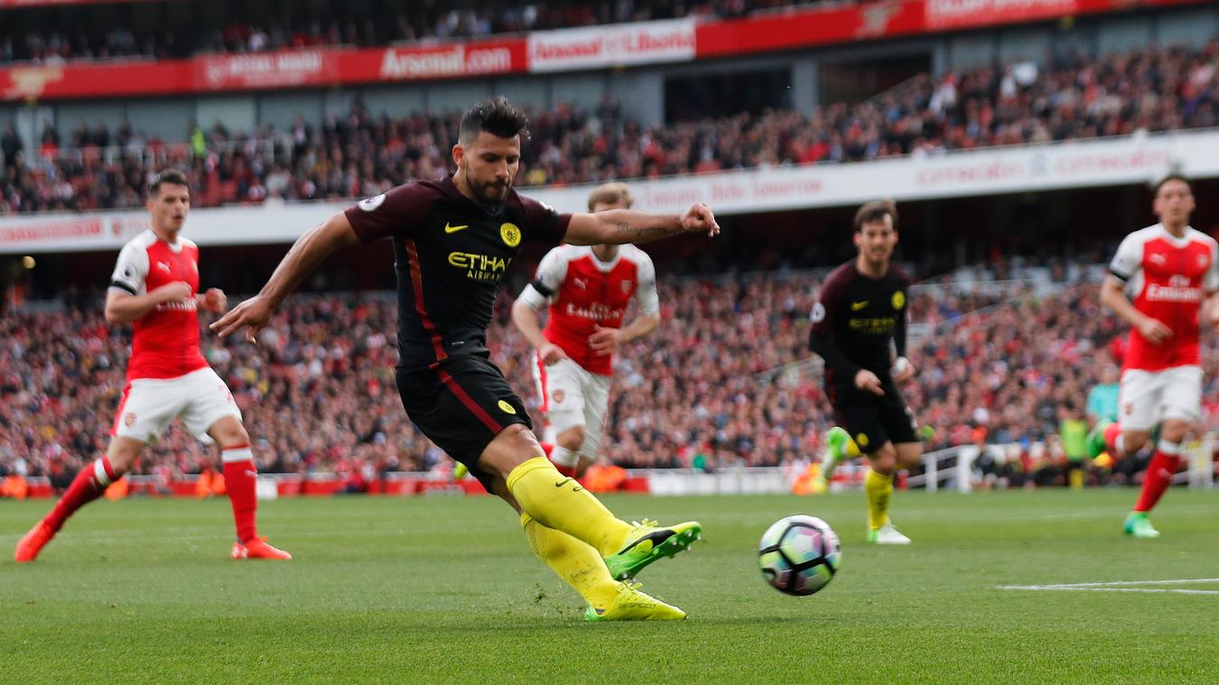Arsenal 2-2 Man City: Sergio Aguero đích thị là 'sát thủ sân khách'. 10/14 bàn thắng mà anh ghi được ở mùa này đều được thực hiện khi Man City thi đấu xa Etihad.