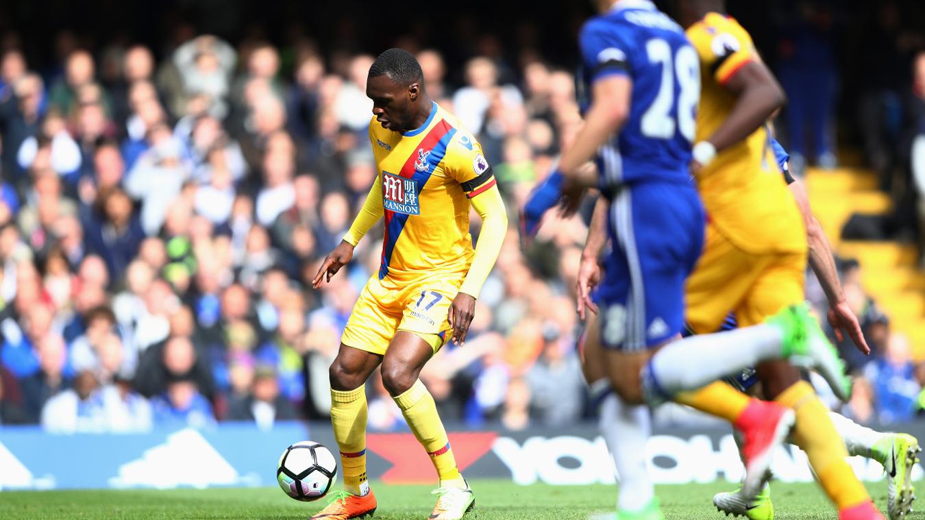 Chelsea 1-2 Crystal Palace: Christian Benteke là cầu thủ thứ 3 sau Craig Bellamy và Darren Bent ghi được bàn thắng trên sân Stamford Bridge trong màu áo 3 CLB khác nhau.