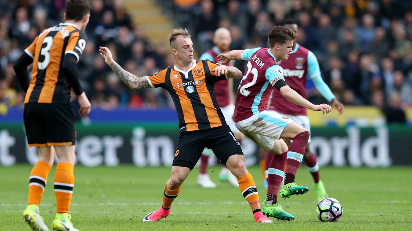 Hull City 2-1 West Ham: Kamil Grosicki, ở giữa, là cầu thủ Hull City đầu tiên có được 2 pha kiến tạo trong cùng 1 trận đấu ở Ngoại hạng Anh.