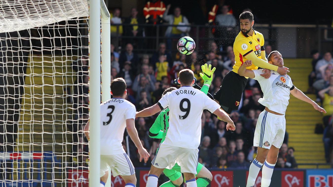 Watford 1-0 Sunderland: Phải mất 48 trận ra sân ở Ngoại hạng Anh, Miguel Britos (áo vàng) mới ghi được bàn thắng đầu tiên.