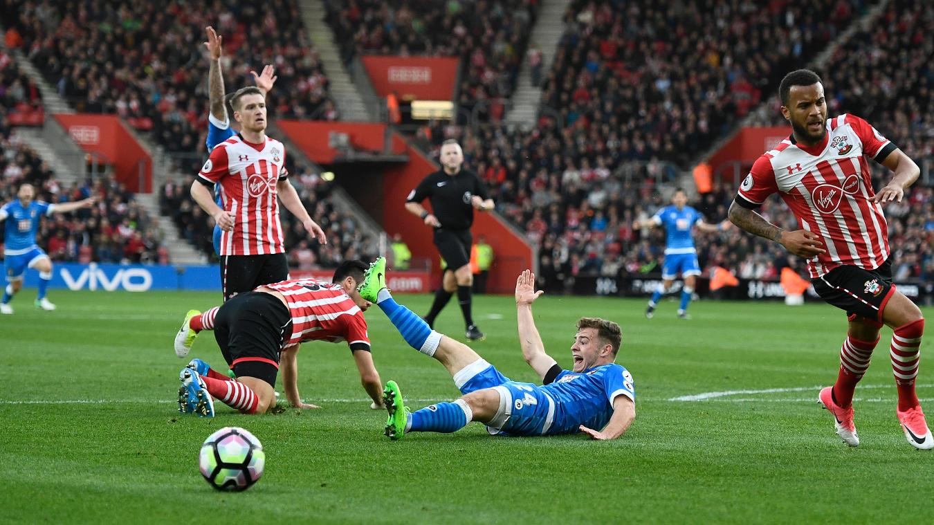 Southampton 0-0 AFC Bournemouth: Ryan Fraser (áo xanh) là cầu thủ giành được nhiều quả penalty nhất cho đội nhà ở Ngoại hạng Anh mùa này (5 lần).