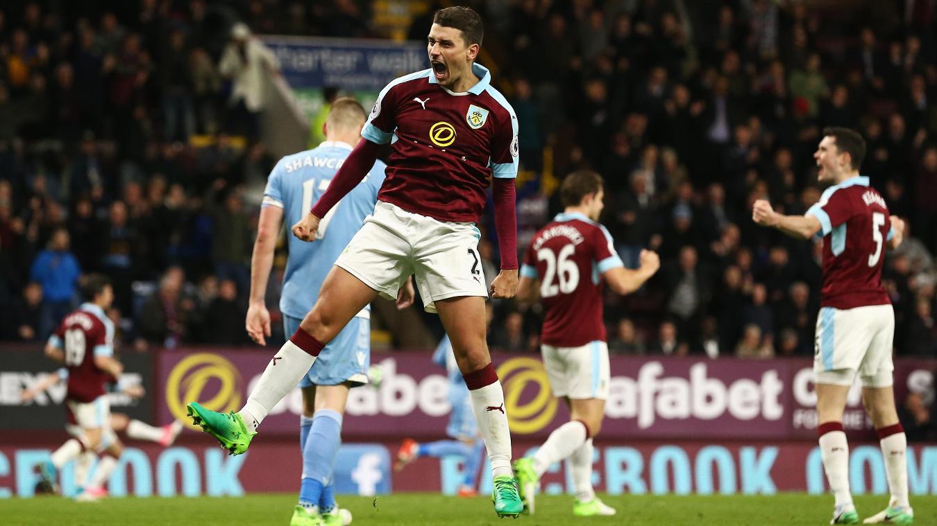 Burnley 1-0 Stoke City: Trong 8 trận đấu trên sân nhà gần nhất, Burnley đạt thành tích ấn tượng khi giành được 6 chiến thắng, 1 hòa và 1 thua.